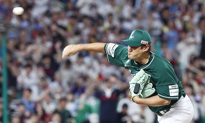 30홀드 향해 역투하는 노경은 - (인천=뉴스1) 김성진 기자 = 5일 인천 SSG랜더스필드에서 열린 ‘2025 신한 SOL 뱅크 KBO리그’ 롯데 자이언츠와 SSG 랜더스의 경기, SSG 노경은이 7회초 투구하고 있다. 2025.9.5/뉴스1