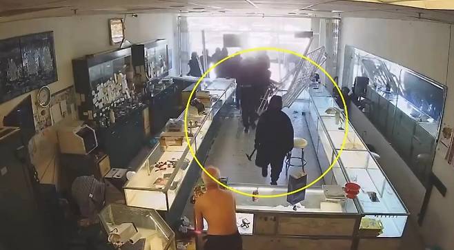 지난 5일 오후 캘리포니아주 산호세의 한 보석상에 떼강도가 흉기를 들고 들어오고 있다. 영상 캡처