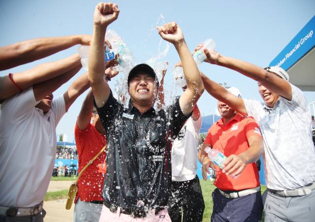 지난해 우승 뒤 축하 물세례를 즐기는 히라타 겐세이.