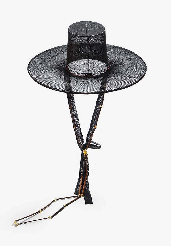 옻칠을 한 갓인 흑립(黑笠). 어두운 흑갈색이 매력적이다.