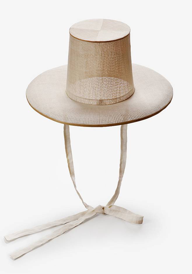 흰 베로 만든 백립(白笠).