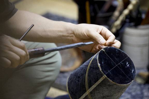 &nbsp;국가무형유산 갓일(갓 제작) 장인 박형박 씨가 총모자에 틀을 붙이고 있다.