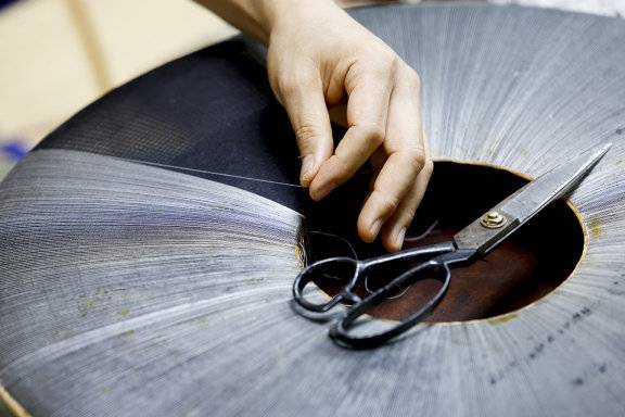 양태에 명주실을 붙이며 갓을 만드는 모습.