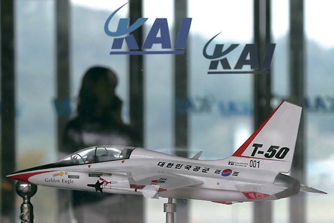 경남 사천시 KAI 본관에 설치된 T-50 모형 ⓒ연합뉴스