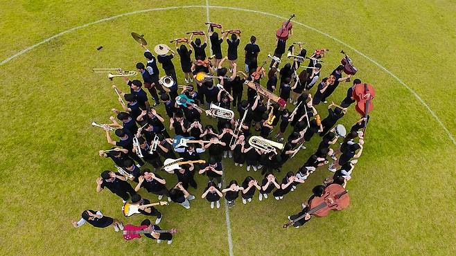 제주 함덕고 음악과 학생들이 함께 모여 퍼포먼스를 펼치고 있다. ⓒ제주도교육청 제공