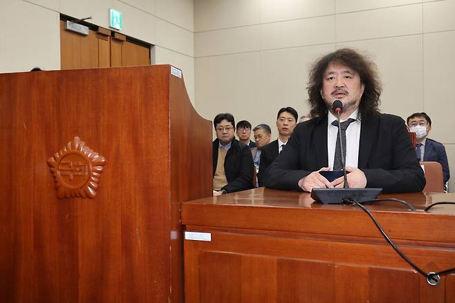 2024년 12월13일 서울 여의도 국회에서 방송인 김어준씨가 과학기술정보방송통신위원회 전체회의 질의에 답변하고 있다. ⓒ연합뉴스