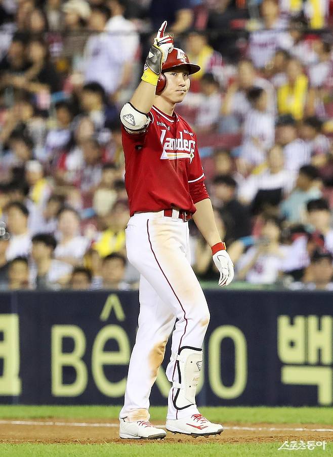 SSG 박성한이 7일 잠실구장에서 열린 LG와 원정경기 도중 안타를 친 뒤 덕아웃을 향해 세리머니를 펼치고 있다. 사진제공｜SSG 랜더스