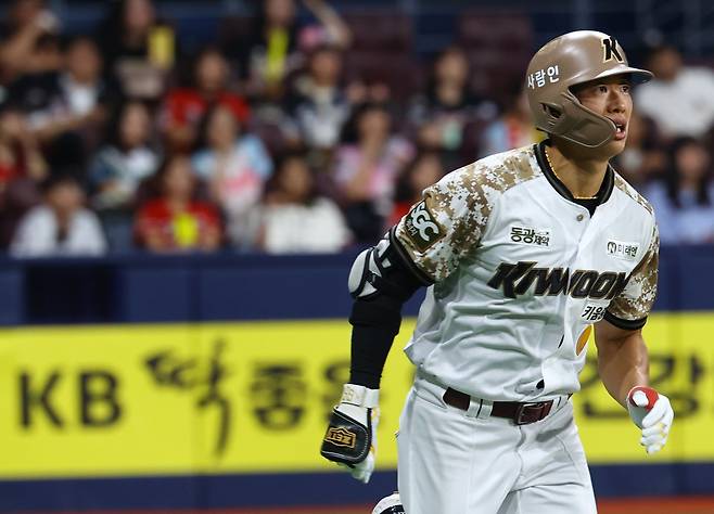 키움 송성문이 KBO리그 8월 월간 MVP로 선정됐다. 26경기에 출전해 안타, 득점, 장타율 월간 1위, 타율 2위, 출루율 3위를 마크했다. 송성문의 월간 MVP 선정은 데뷔 후 처음이다. 뉴시스