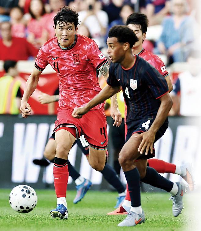 6일(현지시간) 미국 뉴저지주 해리슨 스포츠일러스트레이티드 스타디움에서 열린 한국 대 미국 친선경기에서 한국 김민재가 볼을 쫓고 있다. 연합뉴스