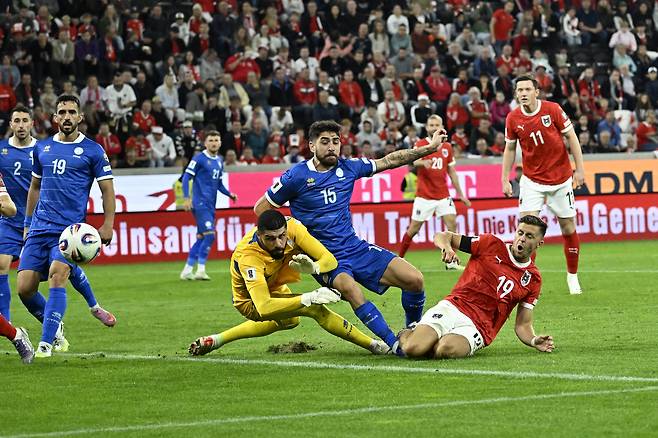 6일(현지시간) 오스트리아 린츠 라이파이젠 아레나에서 열린 2026 국제축구연맹(FIFA) 월드컵 유럽예선 H조 키프로스-오스트리아전에서 페널티킥이 선언되고 있다. 로이터