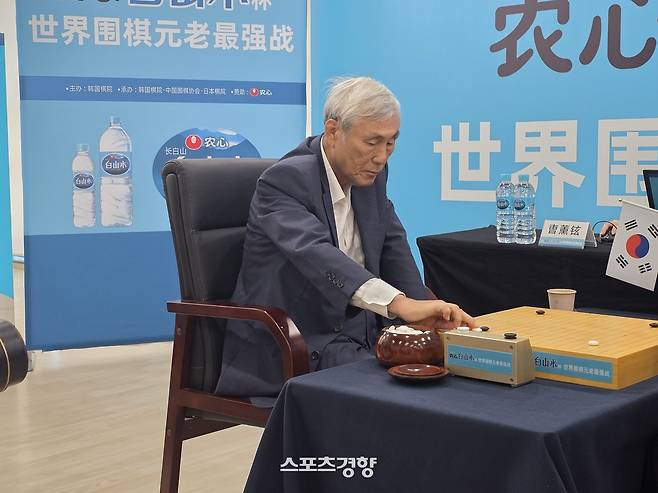 조훈현 9단이 8일 중국 칭다오 농심공장에서 열린 제3회 농심백산수배 세계바둑시니어최강전 6국에서 루이나이웨이 9단과 대국하고 있다. 칭다오 | 윤은용 기자