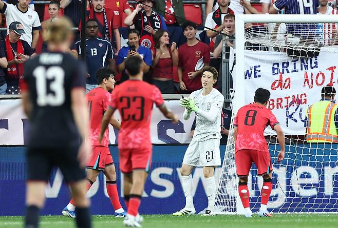 6일(현지시간) 미국 뉴저지주 해리슨 스포츠일러스트레이티드 스타디움에서 열린 한국 대 미국 친선경기에서 한국 골키퍼 조현우가 선방후 박수를 치고 있다. 연합뉴스