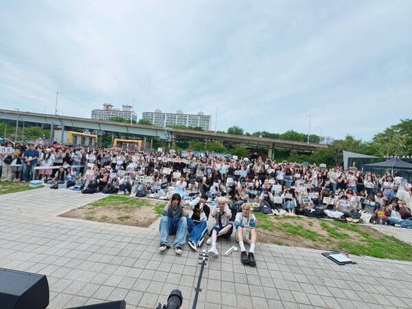 ▲ 에이엠피가 데뷔를 앞두고 지난 7일 서울 망원한강공원에서 버스킹을 했다. 제공|FNC엔터테인먼트