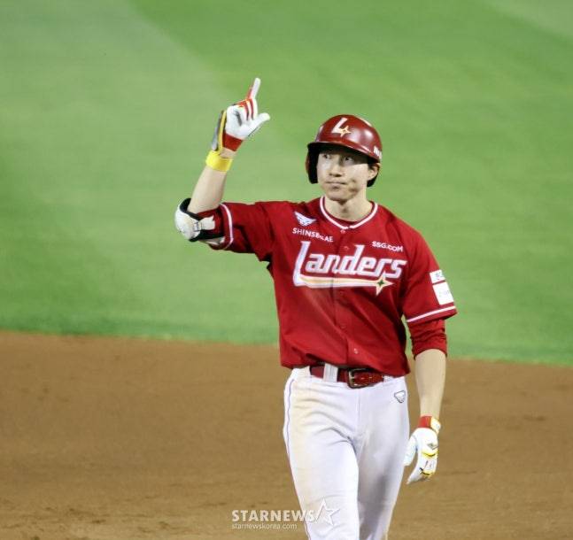 박성한이 쐐기 2타점 적시타를 날리고 기뻐하고 있다. /사진=강영조 선임기자