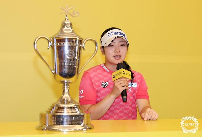 우승 트로피와 함께 기자회견에 나선 유현조. /사진=KLPGA 제공