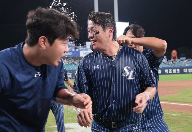 7일 경기 종료 후 격한 축하를 받고 있는 강민호(오른쪽에서 2번째). /사진=삼성 라이온즈