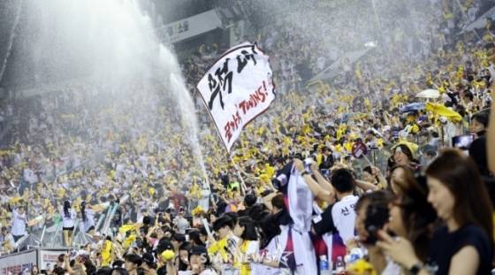 LG팬들이 응원하고 있다. /사진=강영조 선임기자