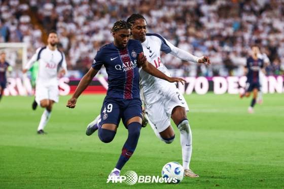 파리 생제르맹 2008년생 공격수 이브라힘 음바예(왼쪽). /AFPBBNews=뉴스1