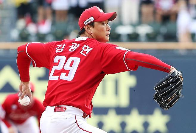 SSG 랜더스 김광현이 7일 서울 잠실야구장에서 열린 2025 신한 SOL Bank KBO리그 LG 트윈스와의 팀 간 16차전에 선발등판, KBO 통산 2000탈삼진을 기록하고 팀 승리를 이끌었다. 사진 SSG 랜더스