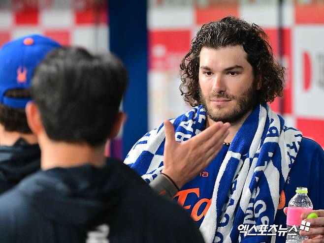 지난달 28일 오후 서울 구로구 고척스카이돔에서 열린 '2025 신한 SOL Bank KBO리그' 한화 이글스와 키움 히어로즈의 경기, 5회말 수비를 마친 한화 폰세가 류현진과 포옹을 하고 있다. 엑스포츠뉴스 DB