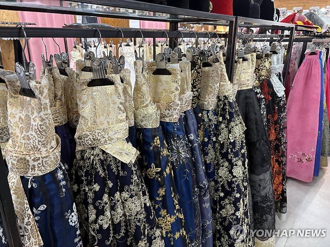 치마 위 화려하게 수 놓인 금박 무늬 (서울=연합뉴스) 최혜정 인턴기자 = 지난 4일 오전 서울 종로구 경복궁 인근 한 한복 대여점에 화려한 금박 무늬가 붙어 있는 치마가 진열돼 있다. 2025.9.8