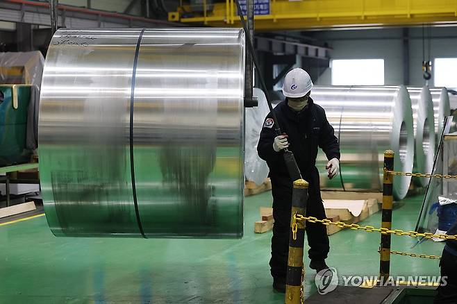 경기 화성시의 알루미늄 제품 제조업체 현장 (화성=연합뉴스) 임화영 기자 = 경기 화성시의 한 알루미늄 제품 제조업체에서 공장 관계자가 알루미늄을 생산 작업을 하고 있다. 2025.3.12 hwayoung7@yna.co.kr