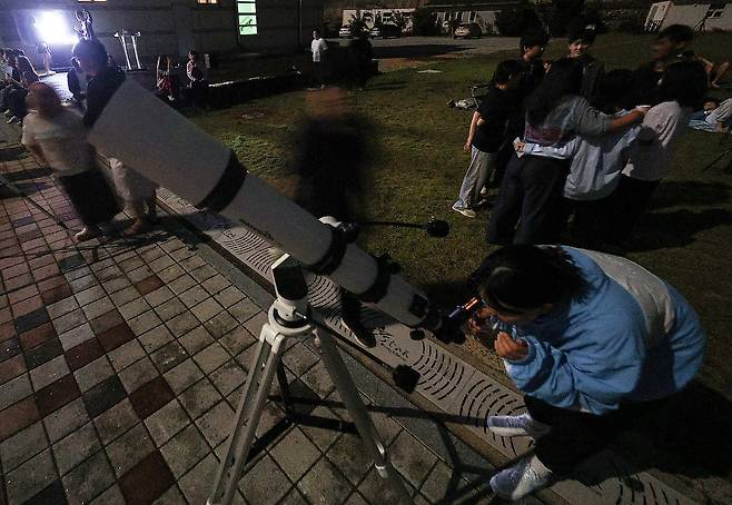 개기월식 관측하는 시민들 [촬영 윤관식]