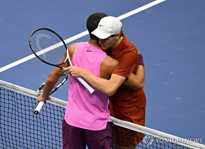 포옹하는 빅2 [UPI=연합뉴스]