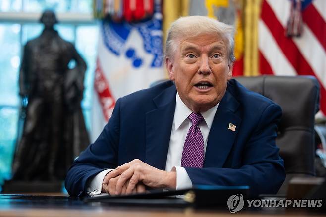 5일 집무실에서 기자들과 만난 트럼프 [UPI=연합뉴스 자료사진. 재판매 및 DB 금지]