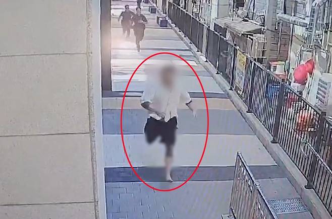 도주하는 강력사건 수배자 [부산경찰청 제공영상 캡처. 재판매 및 DB금지]