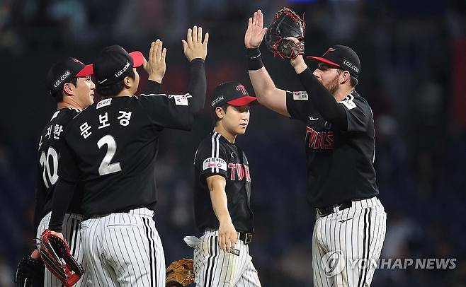 LG 승리 (창원=연합뉴스) 김동민 기자 = 28일 경남 창원NC파크에서 열린 프로야구 2025 신한 SOL 뱅크 KBO리그 LG 트윈스와 NC다이노스 경기. NC에 4대 3으로 승리한 LG 선수단이 기뻐하고 있다. 2025.8.28 image@yna.co.kr
