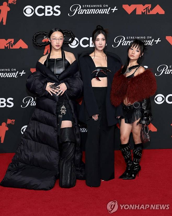 MTV VMA 시상자로 나선 헌트릭스 3인 왼쪽부터 오드리 누나, 이재, 레이 아미 [AFP 연합뉴스 자료사진. 재판매 및 DB 금지]