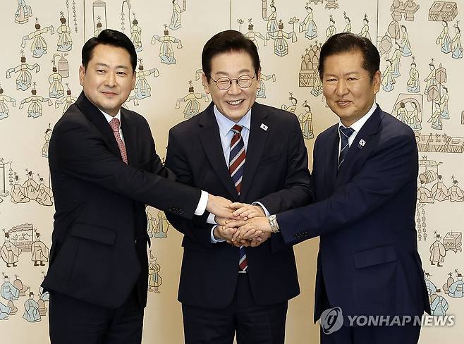 손잡은 이재명 대통령과 여야 지도부 (서울=연합뉴스) 한상균 기자 = 이재명 대통령이 8일 용산 대통령실에서 여야 지도부 오찬 회동에 참석한 더불어민주당 정청래 대표, 국민의힘 장동혁 대표와 기념촬영을 하고 있다. 2025.9.8 [대통령실통신사진기자단] xyz@yna.co.kr