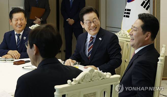이재명 대통령, 여야 지도부 회동 (서울=연합뉴스) 한상균 기자 = 이재명 대통령이 8일 용산 대통령실에서 여야 지도부 오찬 회동을 하고 있다. 
    왼쪽부터 더불어민주당 정청래 대표, 이 대통령, 국민의힘 장동혁 대표. 2025.9.8 [대통령실통신사진기자단] xyz@yna.co.kr