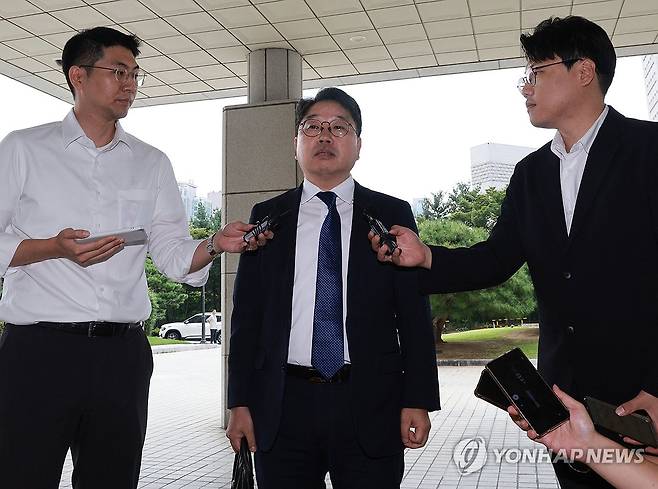 질문에 답하는 노만석 검찰총장 직무대행 (서울=연합뉴스) 한종찬 기자 = 노만석 검찰총장 직무대행이 8일 오전 서울 서초구 대검찰청에 출근하며 취재진 질문에 답하고 있다. 더불어민주당과 정부는 7일 검찰청 폐지와 공소청, 중수청을 신설하는 내용 등을 담은 정부조직법 개편안을 발표했다. 2025.9.8 saba@yna.co.kr