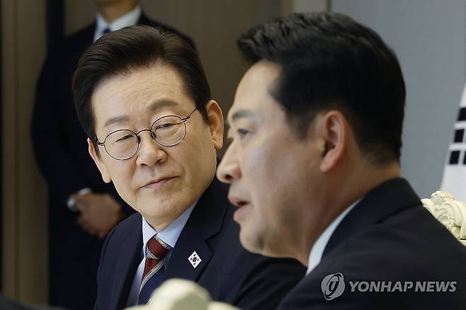 이재명 대통령과 장동혁 국민의힘 대표 (서울=연합뉴스) 한상균 기자 = 이재명 대통령이 8일 용산 대통령실에서 여야 지도부 오찬 회동에 참석한 국민의힘 장동혁 대표의 발언을 듣고 있다. 2025.9.8 [대통령실통신사진기자단] xyz@yna.co.kr