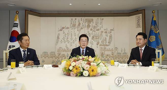 이재명 대통령, 여야 지도부 회동 (서울=연합뉴스) 한상균 기자 = 이재명 대통령이 8일 용산 대통령실에서 여야 지도부와 오찬 회동을 하고 있다. 
    왼쪽부터 더불어민주당 정청래 대표, 이 대통령, 국민의힘 장동혁 대표. 2025.9.8 [대통령실통신사진기자단] xyz@yna.co.kr