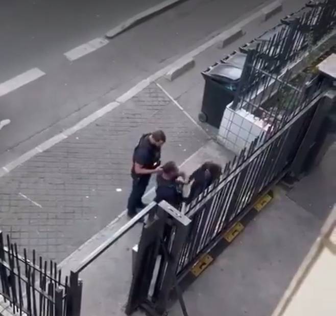 아랍계 청년의 뺨을 때리는 프랑스 경찰관 [엑스(X·옛 트위터) 캡처. 재판매 및 DB 금지]