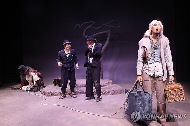 산울림 40주년 공연 '고도를 기다리며' (서울=연합뉴스) 강민지 기자 = 8일 서울 마포구 소극장 산울림에서 열린 개관 40주년 기념 연극 '고도를 기다리며' 프레스콜에서 배우들이 주요 장면을 시연하고 있다. 2025.9.8 mjkang@yna.co.kr