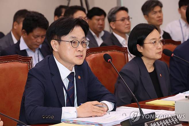 답변하는 김정관 산업통상자원부 장관 (서울=연합뉴스) 박동주 기자 = 8일 서울 여의도 국회에서 열린 산업통상자원중소벤처기업위원회 전체회의에서 김정관 산업통상자원부 장관이 의원 질의에 답하고 있다. 2025.9.8 pdj6635@yna.co.kr