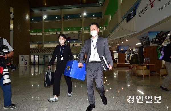 9일 오전 인천시 남동구 인천시청 본관에서 인천경찰청 관계자들이 압수수색 물품을 가지고 이동하고 있다. 2025.9.9 /조재현기자 jhc@kyeongin.com