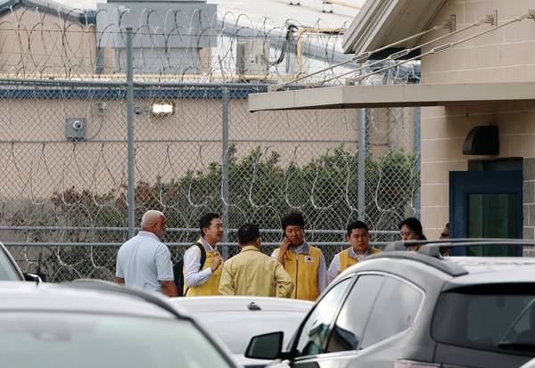 미국 당국의 이민단속으로 체포된 현대차-LG엔솔 배터리공장 건설 현장 직원들이 수감돼 있는 조지아주 포크스턴의 이민세관단속국(ICE) 구금시설 앞에서 8일(현지시간) 대사관 관계자들이 교섭을 마친 후 이동하고 있다. 2025.9.8 /연합뉴스