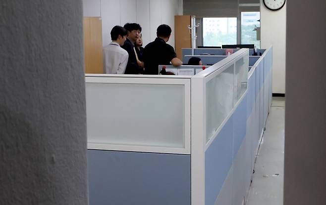 ▲ 9일 오전 인천경찰청 반부패경제범죄수사대 관계자들이 인천시청 홍보기획관실을 압수수색 하고 있다. / 이재민기자 leejm@incheonilbo.com