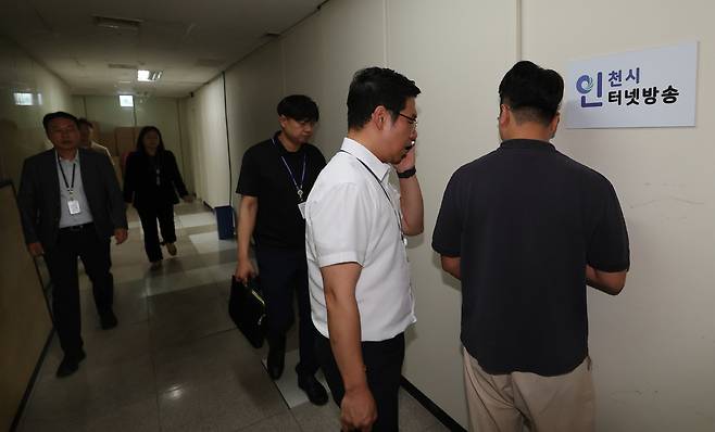 ▲ 9일 오전 인천경찰청 반부패경제범죄수사대 관계자들이 인천시청 인터넷방송실을 압수수색 하고 있다. / 이재민기자 leejm@incheonilbo.com