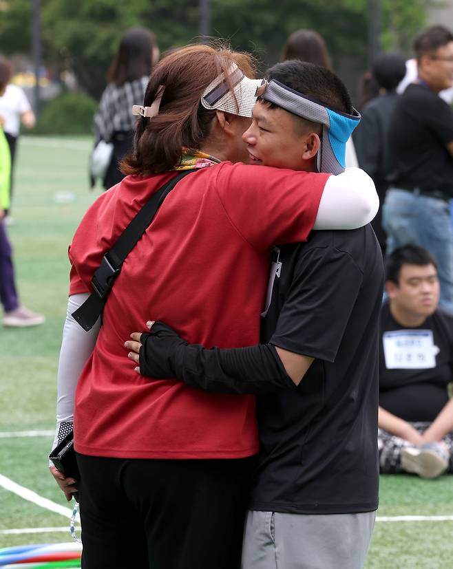 ▲ 9일 오후 수원시 장안구 수원종합운동장에서 열린 '제21회 수원특례시 장애인 한마음 체육대회'에서 참가자가 훌라우프 경기를 마치고 가족과 포옹하고 있다./전광현 기자 maggie@incheonilbo.com