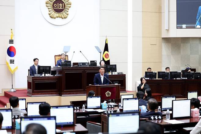 9일 제303회 인천시의회 임시회 제5차 본회의에서 김명주(서6) 인천시의회 더불어민주당 원내대표가 '인천시의회 인천e음(코나아이) 불법·부정행위 관련 행정사무조사 특별위원회 구성 결의안' 표결 전 반대토론을 하고 있다. 사진=인천시의회