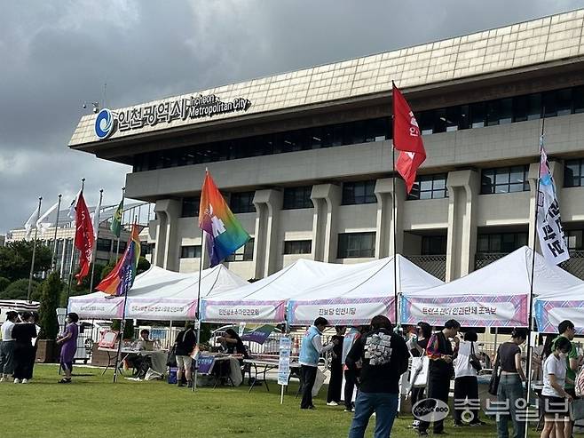 지난 6일 인천시 남동구 애뜰광장에서 제8회 인천퀴어문화축제 부스 행사가 진행 중이다. 사진=노선우 기자