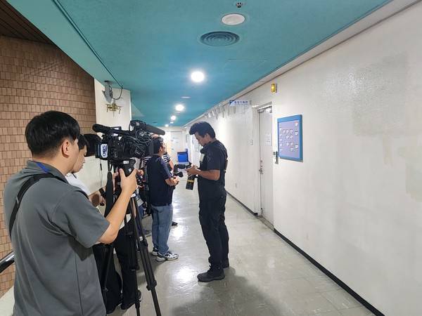 압수수색 중인 인천시청 홍보기획관실 앞에서 취재하고 있는 언론사 기자들 [사진 = 윤종환 기자]