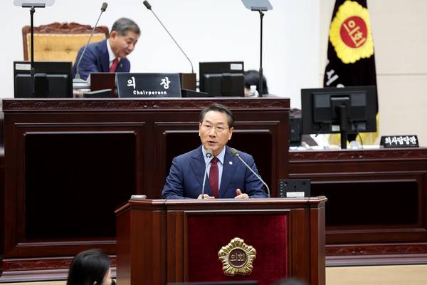 오늘(9일) 인천시의회 본회의에 참석한 유정복 시장이 발언하고 있다. [사진=인천시의회]