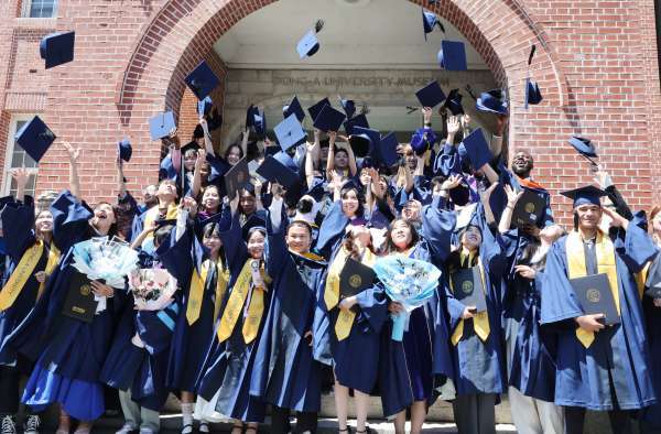 졸업식에 참석한 대학생들